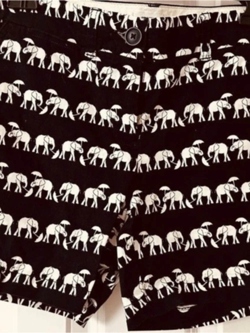 Crown & Ivy Elephant Print Chino Shorts
Navy & White Size 4